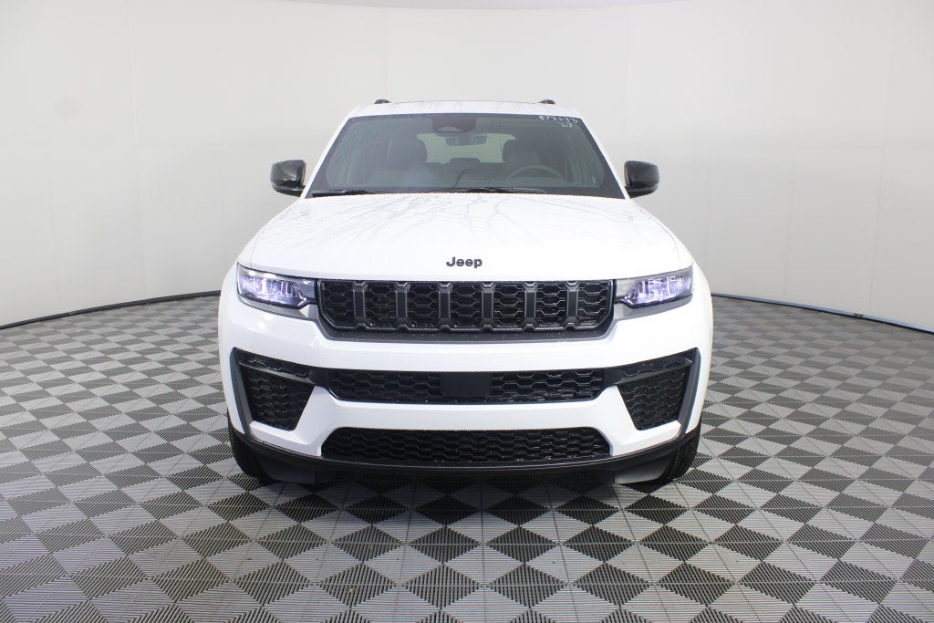 2027 Jeep Grand Cherokee Laredo Altitude