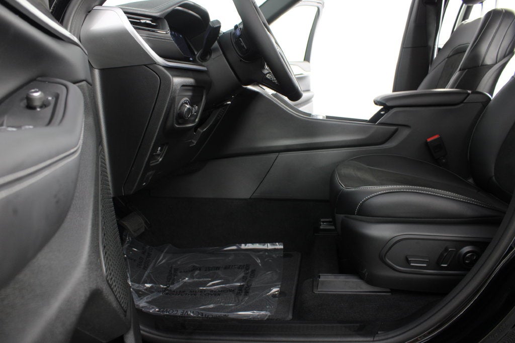 2027 Jeep Grand Cherokee Laredo Altitude