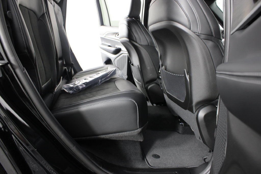 2027 Jeep Grand Cherokee Laredo Altitude