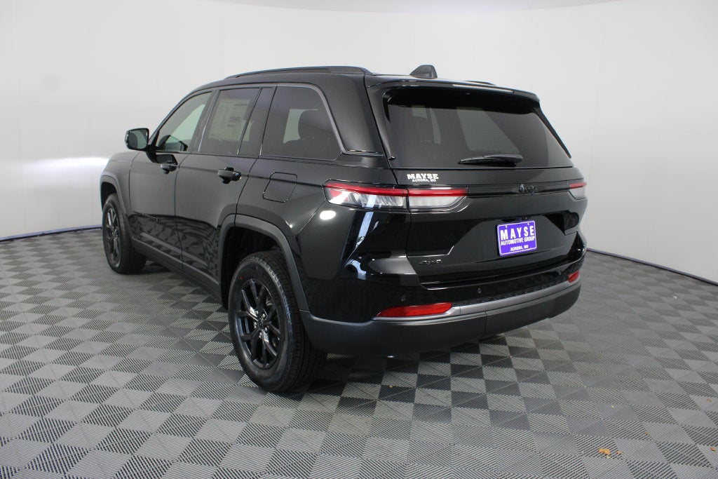 2027 Jeep Grand Cherokee Laredo Altitude
