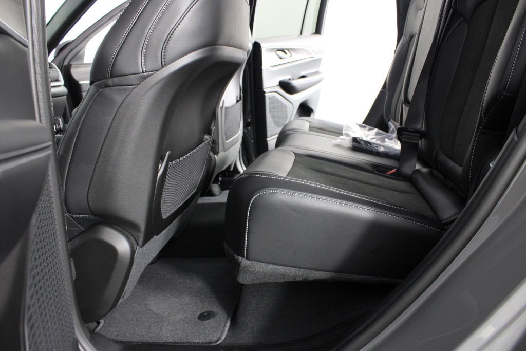 2027 Jeep Grand Cherokee Laredo Altitude