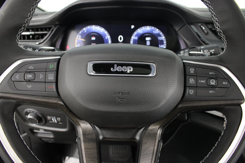 2027 Jeep Grand Cherokee Laredo Altitude