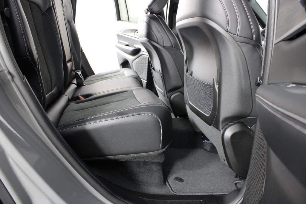 2027 Jeep Grand Cherokee Laredo Altitude