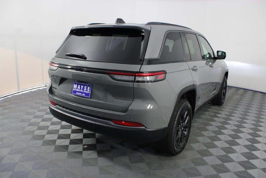 2027 Jeep Grand Cherokee Laredo Altitude