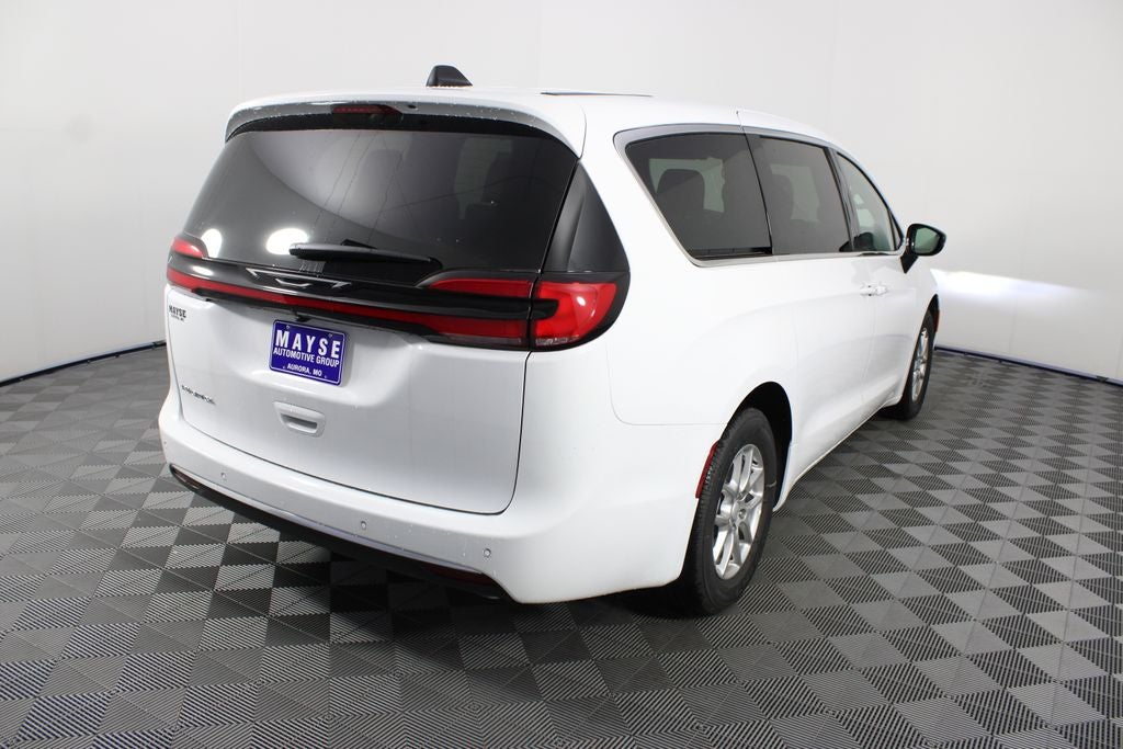 2027 Chrysler Pacifica Select
